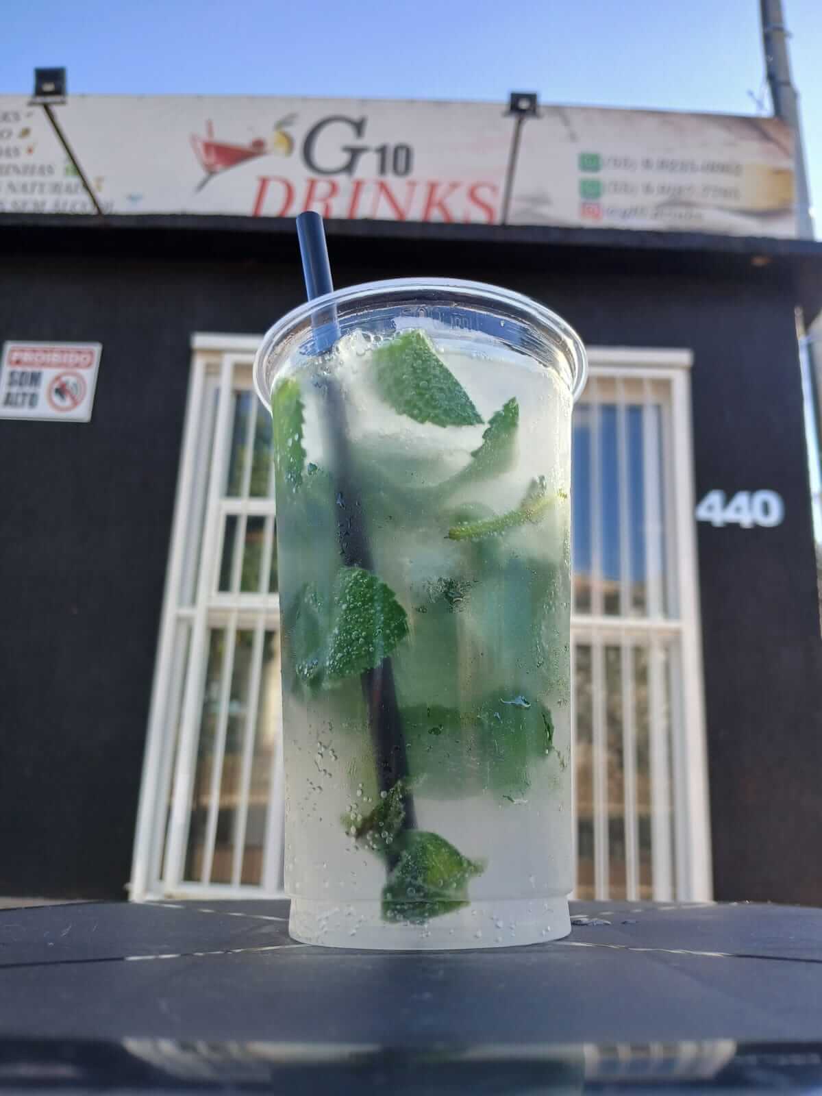 Mojito com hortelã em frente à fachada do G10 Drinks