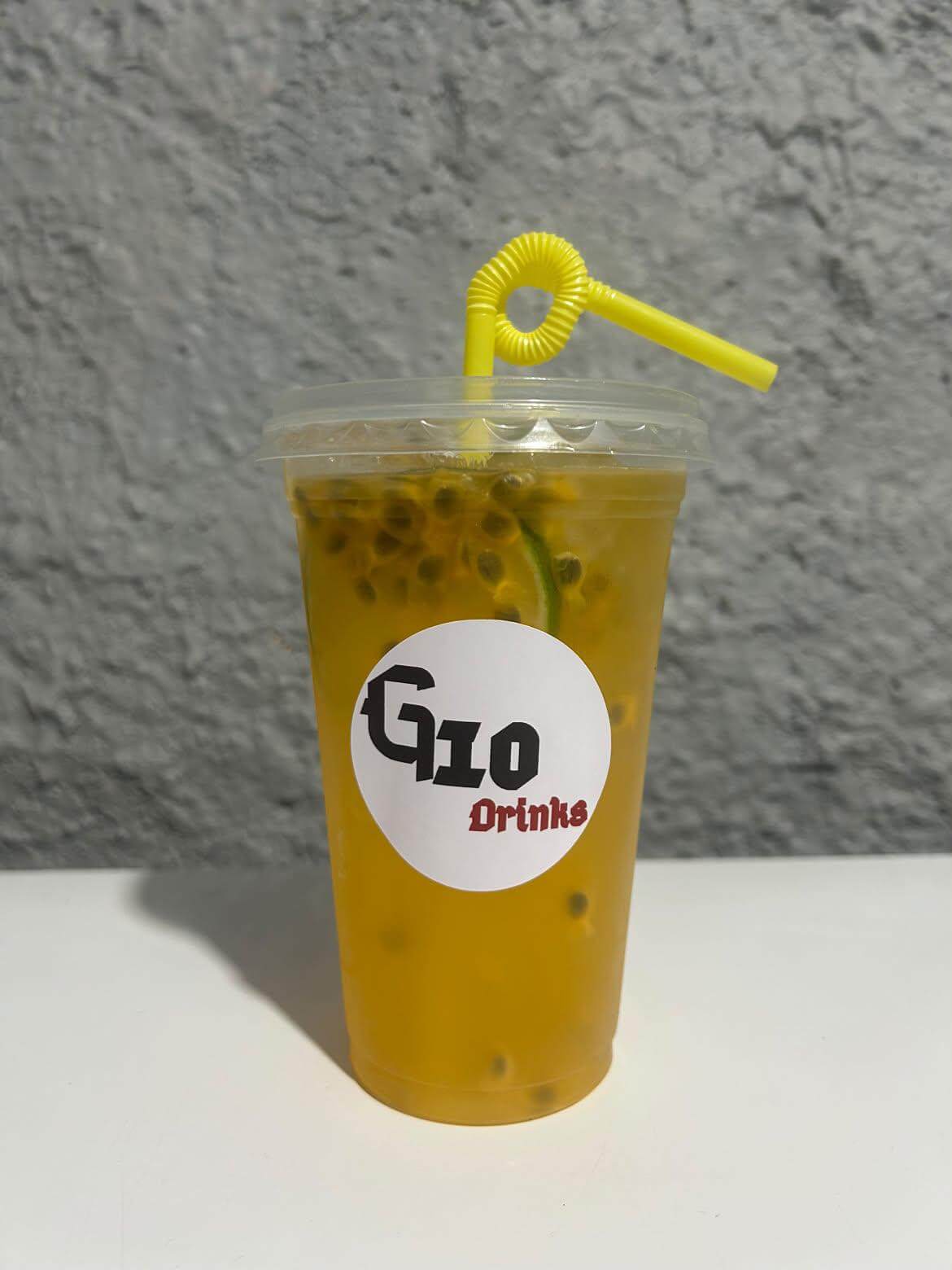 Foto do drink Caipirinha de Maracujá, servido no copo do G10 Drinks
